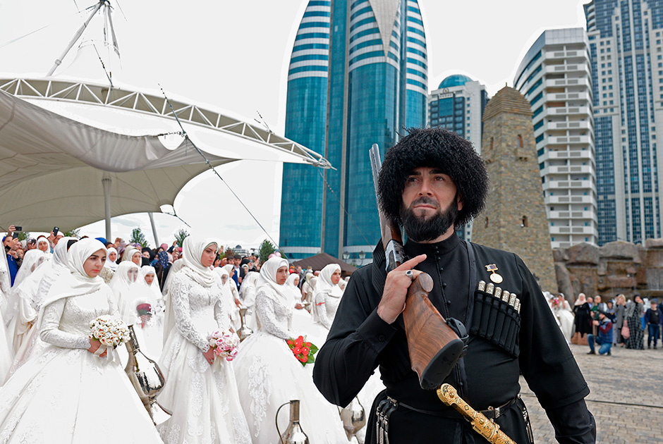 Когда чемоданы собраны, калым выплачен и невеста сосватана, наступает день свадьбы. Родственники и друзья жениха наряжаются и едут за невестой. Свадебный кортеж может состоять из 50 машин.

Чеченцы очень трепетно относятся к традициям. Гости на чеченских свадьбах всегда танцуют лезгинку — распространенный на Кавказе народный танец. Прерваться можно только для того, чтобы передохнуть и подкрепиться. Невеста с женихом не танцуют — они придерживаются обряда избегания. Дело в том, что им предписано стыдиться своей близости. Они не должны показывать, что им предстоит семейная жизнь. Поэтому пока гости веселятся, жених со своими друзьями сидит в другой комнате, а невеста молча смотрит, как все танцуют. 