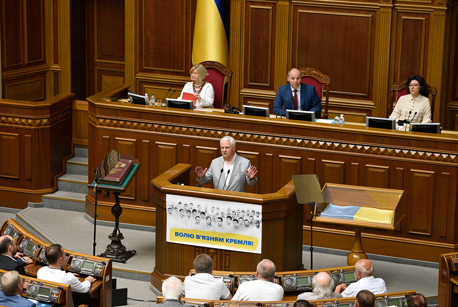 Бывший президент Украины Леонид Кравчук выступает на торжественном собрании в Верховной Раде, посвященном 20-й годовщине принятия Конституции Украины