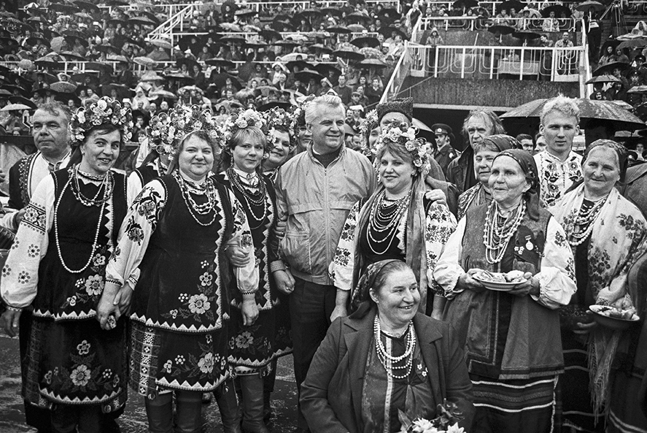 Председатель Верховного Совета Украины Леонид Кравчук среди гостей футбольного праздника в Киеве, 1991 год