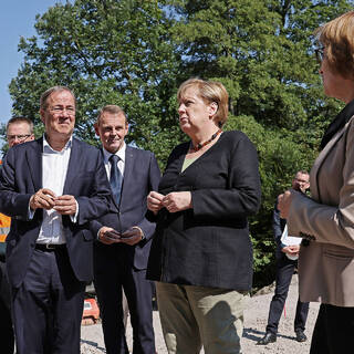 Ангела Меркель (в центре)