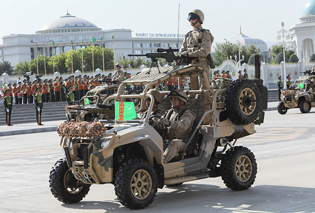 Военный парад в Ашхабаде в честь Дня независимости Туркмении