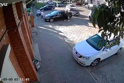 Россиянка задавила двух человек во время парковки и попала на видео