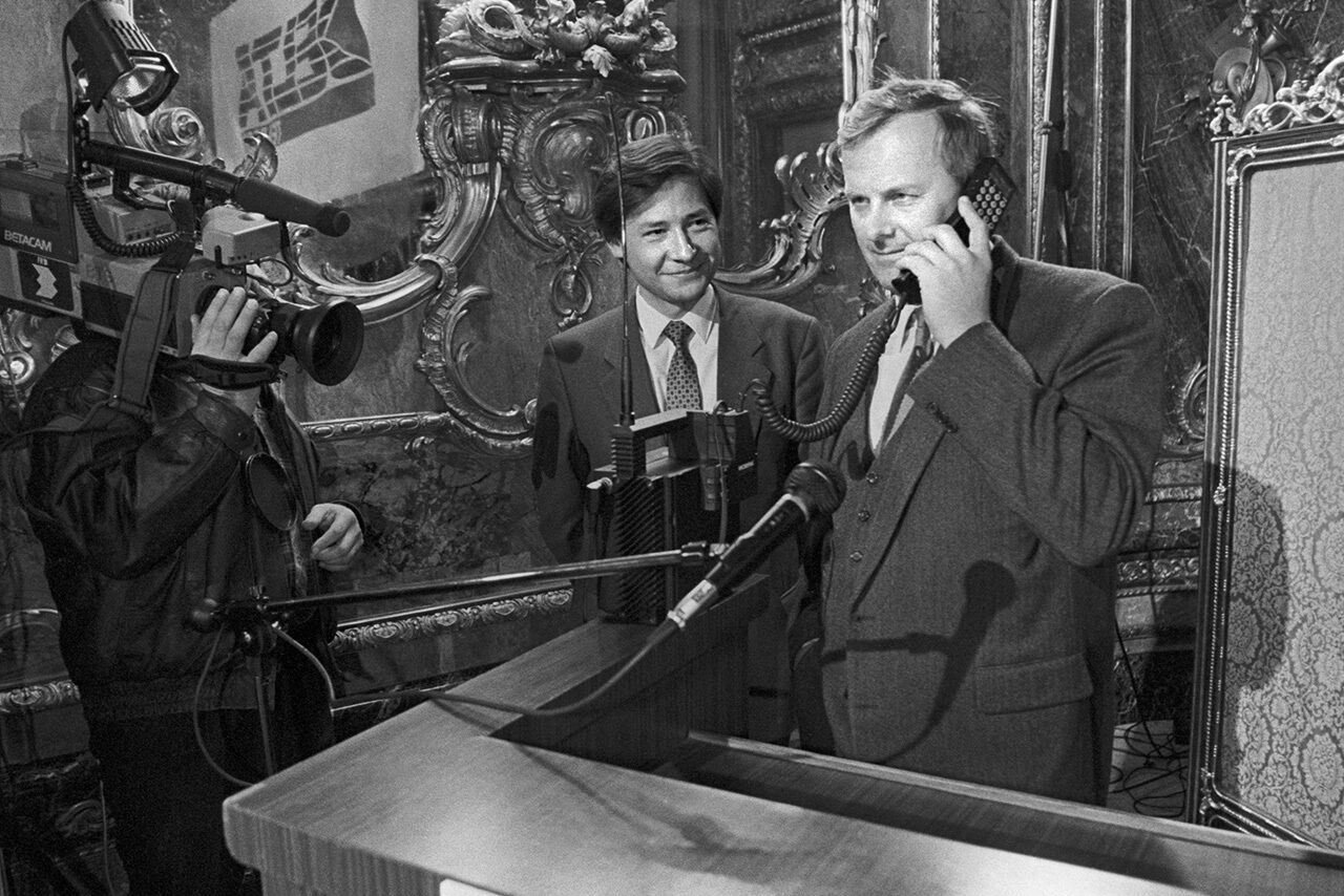 Разговор первых. Анатолий Собчак 1991. Первый телефонный звонок. Первый звонок по мобильному телефону в СССР. Первый телефон в СССР.
