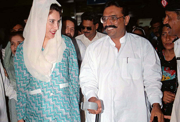 Беназир Бхутто со своим заключенным в тюрьму мужем Асифом Зардари