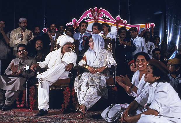 Беназир Бхутто на свадьбе с вождем племени зардари Асифом Али Зардари, 18 декабря 1987 года