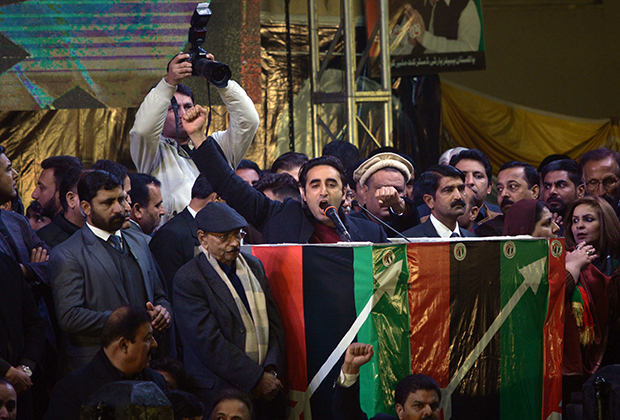  Билавал Бхутто выступает на публичном собрании по случаю 12-й годовщины смерти его матери и бывшего премьер-министра Беназир Бхутто в Равалпинди, 27 декабря 2019 года