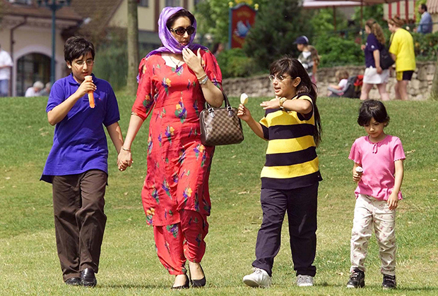 Беназир Бхутто на прогулке со своими детьми