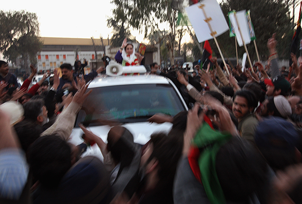 Беназир Бхутто выглядывает из машины за несколько секунд до гибели 27 декабря 2007 года в Равалпинди