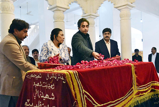 Асиф Зардари осыпает лепестками роз могилу Беназир Бхутто