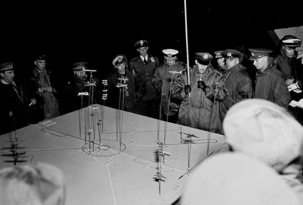 Наблюдатели НАТО на ядерных испытаниях. Полигон в Неваде, 5 мая 1955 года