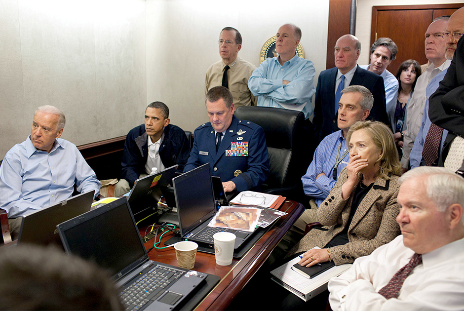 Президент США Барак Обама и вице-президент Джо Байден следят за ходом операции по ликвидации бен Ладена