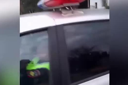 Спящие в служебной машине российские полицейские попали на видео