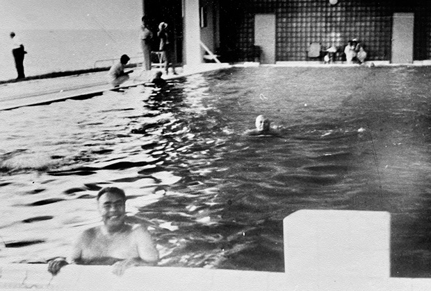 Брежнев в бассейне, Крым, август 1964 года
