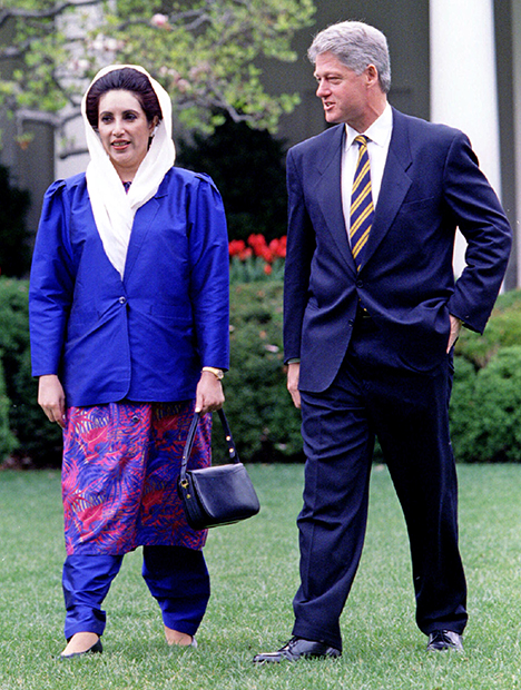 Президент США Билл Клинтон и премьер-министр Пакистана Беназир Бхутто в Саду роз по пути на обед в Белом доме
