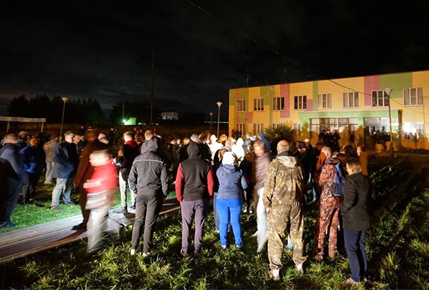 Народный сход у общежития мигрантов в Бужаниново