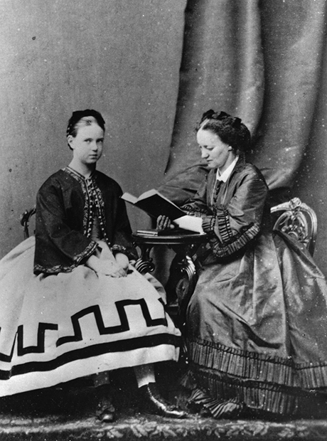 Анна Тютчева, гувернантка дочери Александра II великой княгини Марии Александровны (справа) со своей ученицей (слева)