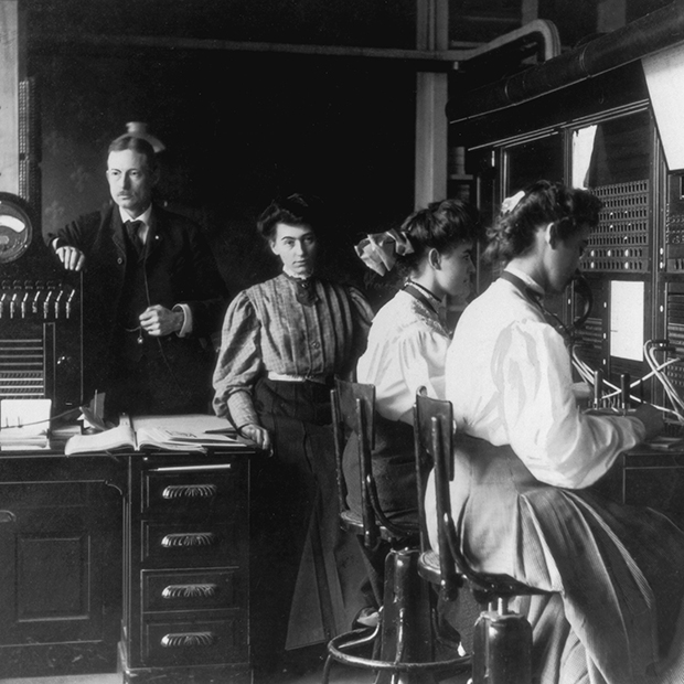 Телефонистки на рабочем месте (около 1905 года)