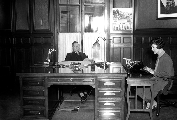 Парижский предприниматель и его секретарша, 1927 год