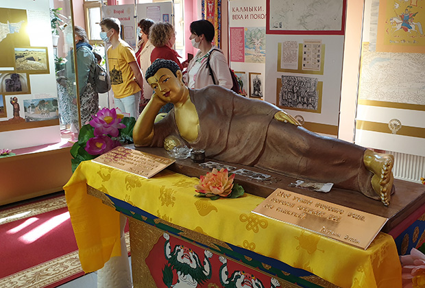 Фигура лежащего Будды в музее центрального хурула