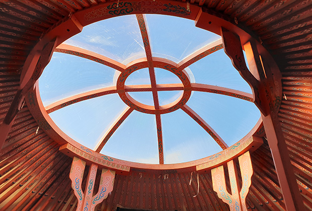 Тооно — отверстие в крыше юрты для освещения и выхода дыма