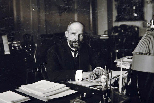 Столыпин в своем рабочем кабинете в Зимнем дворце, 1907 год
