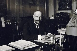 Столыпин в своем рабочем кабинете в Зимнем дворце, 1907 год