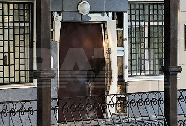 Дверь отдела полиции в Лисках, взорванная неизвестным
