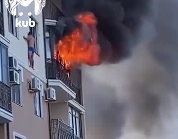 Россиянин в трусах вылез на карниз дома из-за пожара и попал на видео