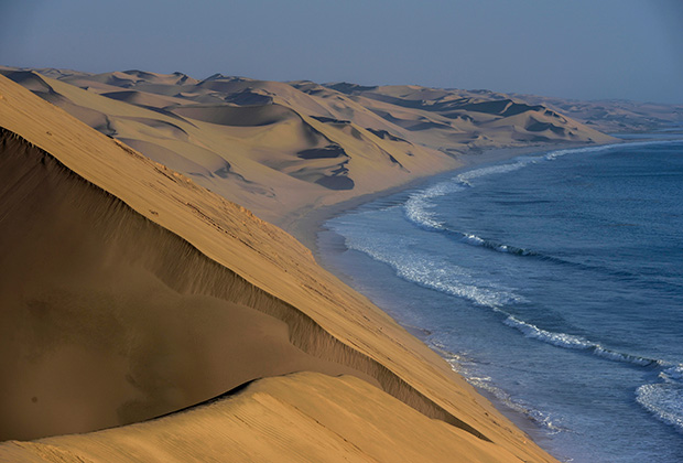 Песчаные дюны на Атлантическом побережье Намибии
