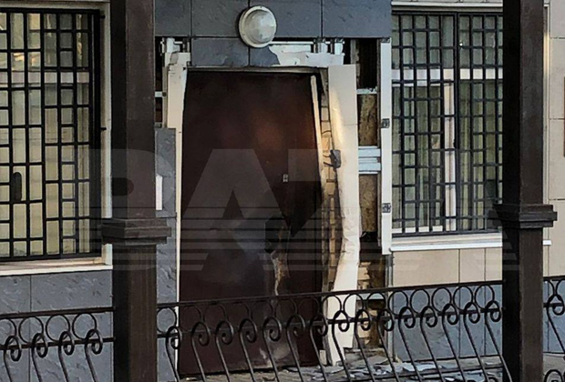 Дверь отдела полиции в Лисках, поврежденная взрывом