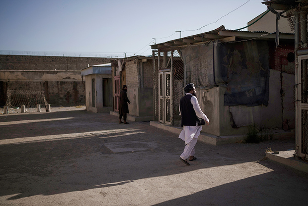 Тут каждый день длиною в год» Талибы освободили узников самой страшной  тюрьмы Афганистана. Что творилось за ее стенами?: Общество: Мир: Lenta.ru