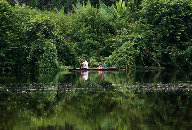 Семья путешественников на каноэ путешествует по реке Мараньон в Перу. Фото: Mariana Bazo / Reuters