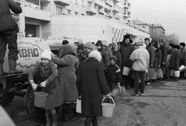 Люди в очереди за водой. Уфа, 1990 год. Фото: Виктор Воног / ТАСС