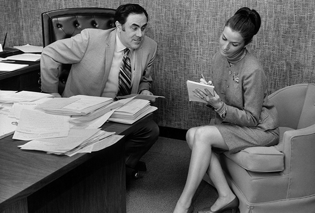 Бизнесмен диктует письмо своей секретарше, 1965 год