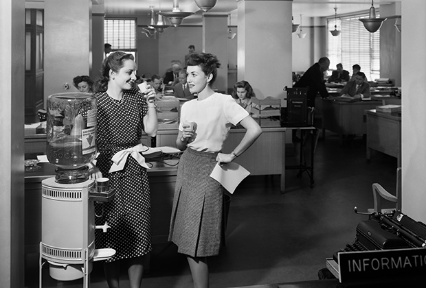 Сотрудницы офиса американской компании в 1940-е годы