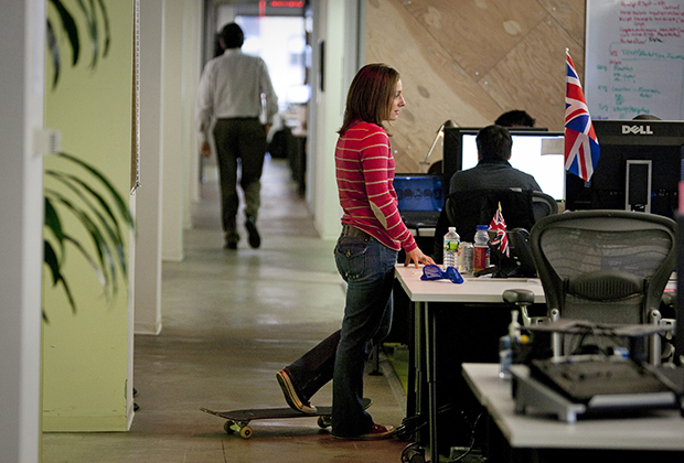 Сотрудница Facebook Inc. в офисе компании в Нью-Йорке в 2011 году