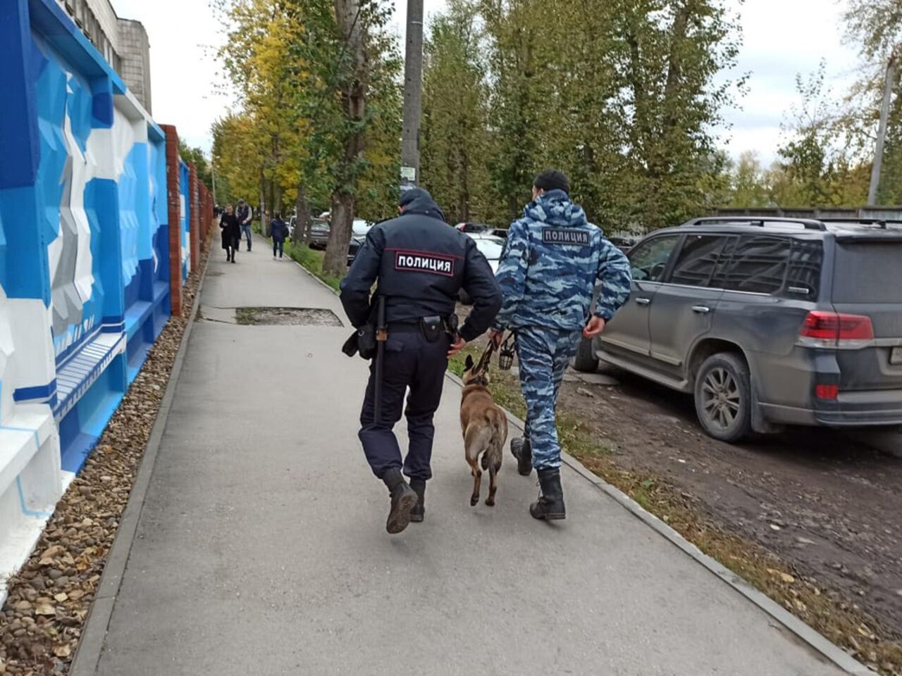 Под партой у студентки