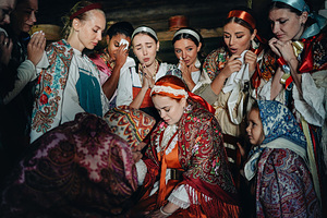 «Мы рады быть частью истории» Двое россиян решили каждый год играть свадьбу. Как они обвенчались по древней традиции?