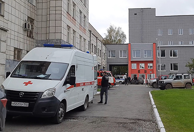 Машины экстренных служб рядом со зданием Пермского госуниверситета