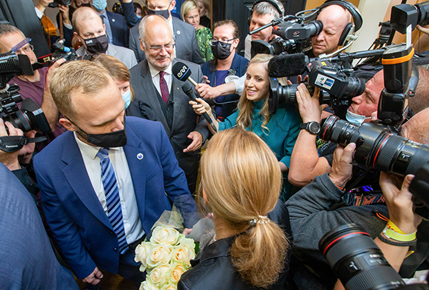 Премьер-министр Эстонии Кая Каллас (внизу спиной к камере) поздравляет Алара Кариса с победой на выборах