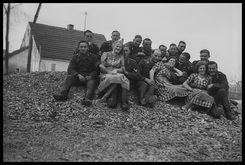 Немецкие авиаторы с девушками, Ингольштадт, 1939-1940 годы