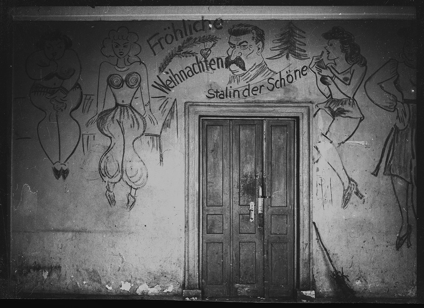 Немецкие рисунки в зале гарнизонного дома Красной армии. Надпись на стене: «С Рождеством, Сталин прекрасный», СССР, 1941 год