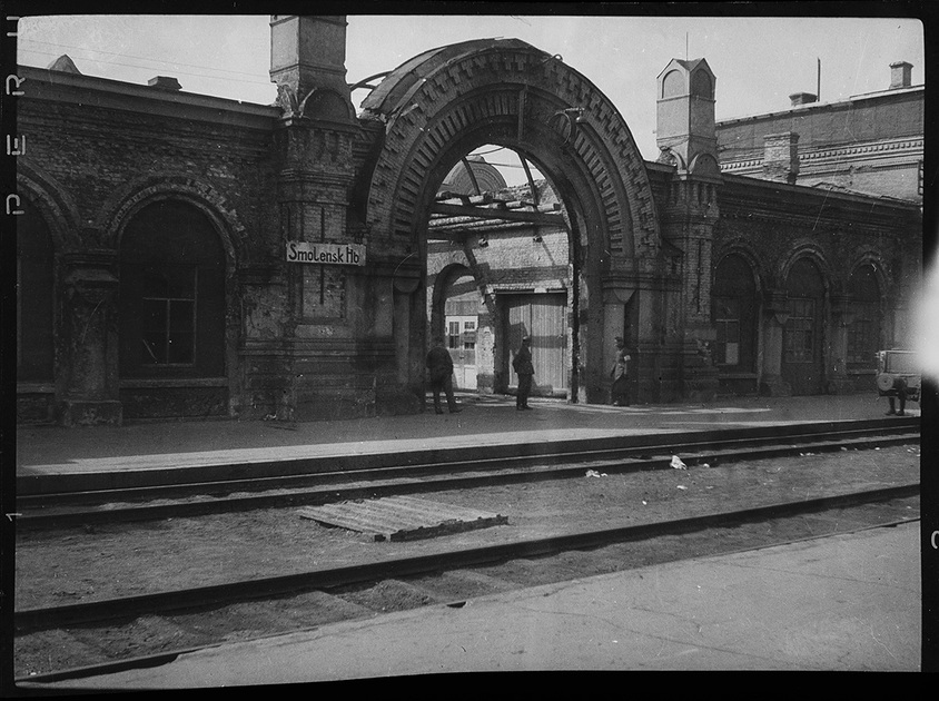 Железнодорожный вокзал с вывеской на немецком языке, Смоленск, 1941 год