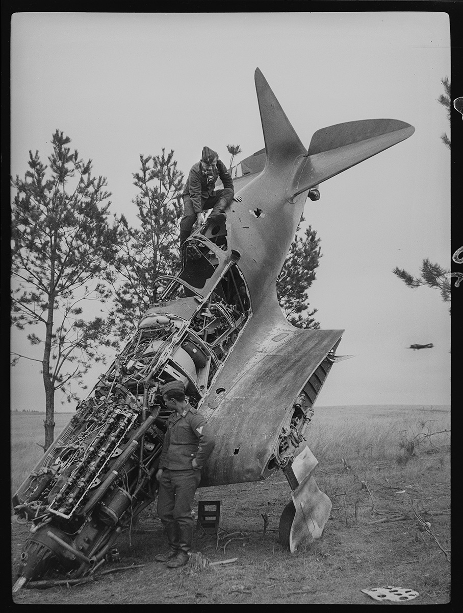 Фото на память на фоне поврежденного советского МиГ-3. На заднем фоне заходит на посадку Ju-52, Борисов, 1941-1942 годы