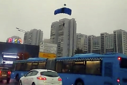 Приземлившихся на дорогу в Москве парашютистов сняли на видео