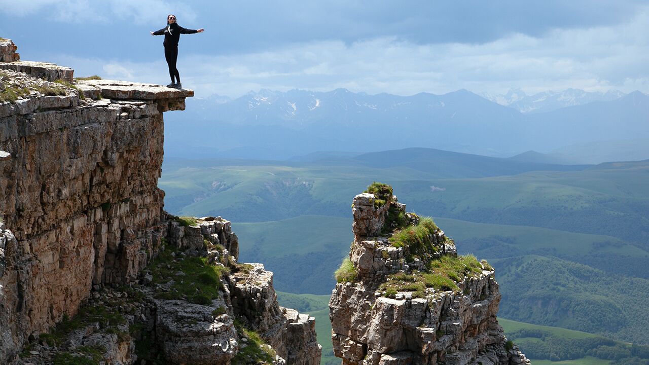 Одинокий дом на скале в горах Кавказа.