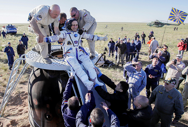 Член экипажа МКС Антон Шкаплеров выбирается из космической капсулы «Союз МС-07» после приземления в отдаленном районе под Жезказганом