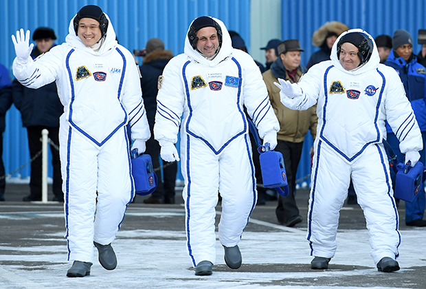 Японский астронавт Норисигэ Канаи, российский космонавт Антон Шкаплеров и американский астронавт Скотт Тингл перед запуском корабля «Союз МС-07» на космодроме Байконур 17 декабря 2017 года