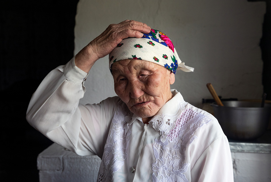 79-летняя Ольга Бадмаевна Самаева, родом из горной местности Синца. Всю жизнь проработала дояркой. У нее 5 детей, 12 внуков, 11 правнуков