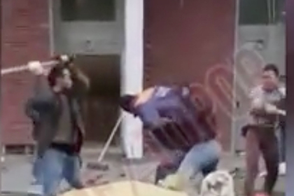 Массовая драка мигрантов лопатами в Москве попала на видео